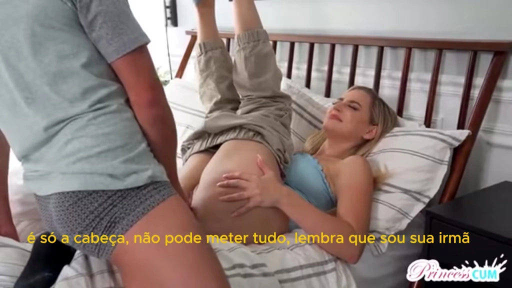 Porn legendado: Irmã ajudando o irmão punheteiro